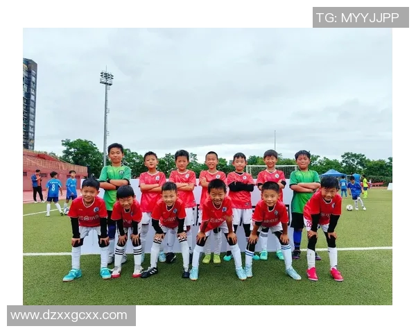 模仿足球球星跳舞动作挑战展现个性与激情的精彩瞬间 模仿足球球星跳舞动作挑战展现个性与激情的精彩瞬间