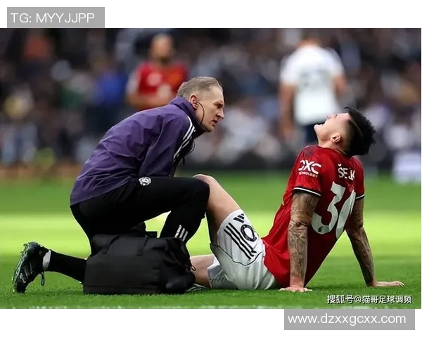 足球球星受伤后瘸腿行走的视频曝光引发球迷关注和热议